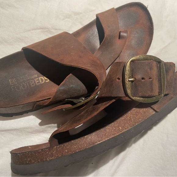 White Mountain women’s brown leather buckled sandals - Picture 2 of 3